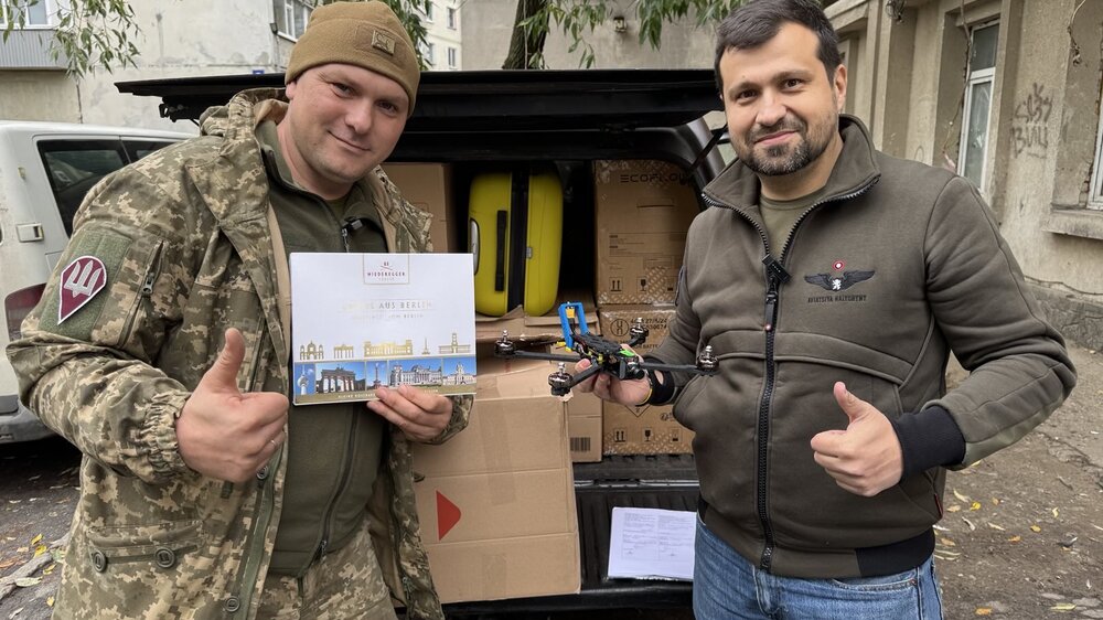 Sergej Sumlenny and a soldier in Ukraine