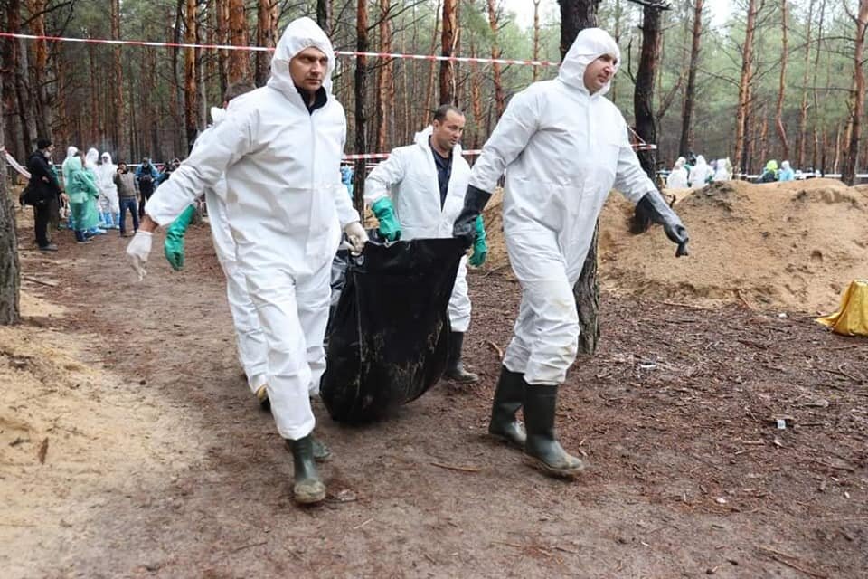 Exhumation of bodies of civilians killed by the Russian army in Izyum