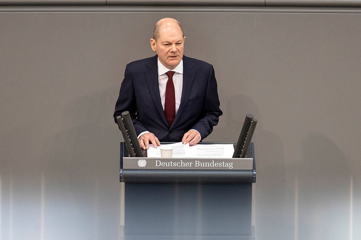 Chancellor Scholz delivering his Zeitenwende speech in front of the German Bundestag
