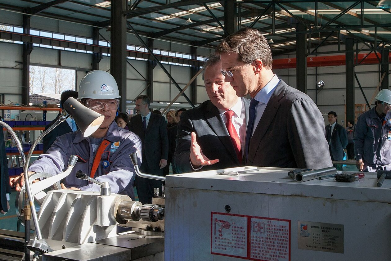 Dutch MP Rutte visits a Chinese factory