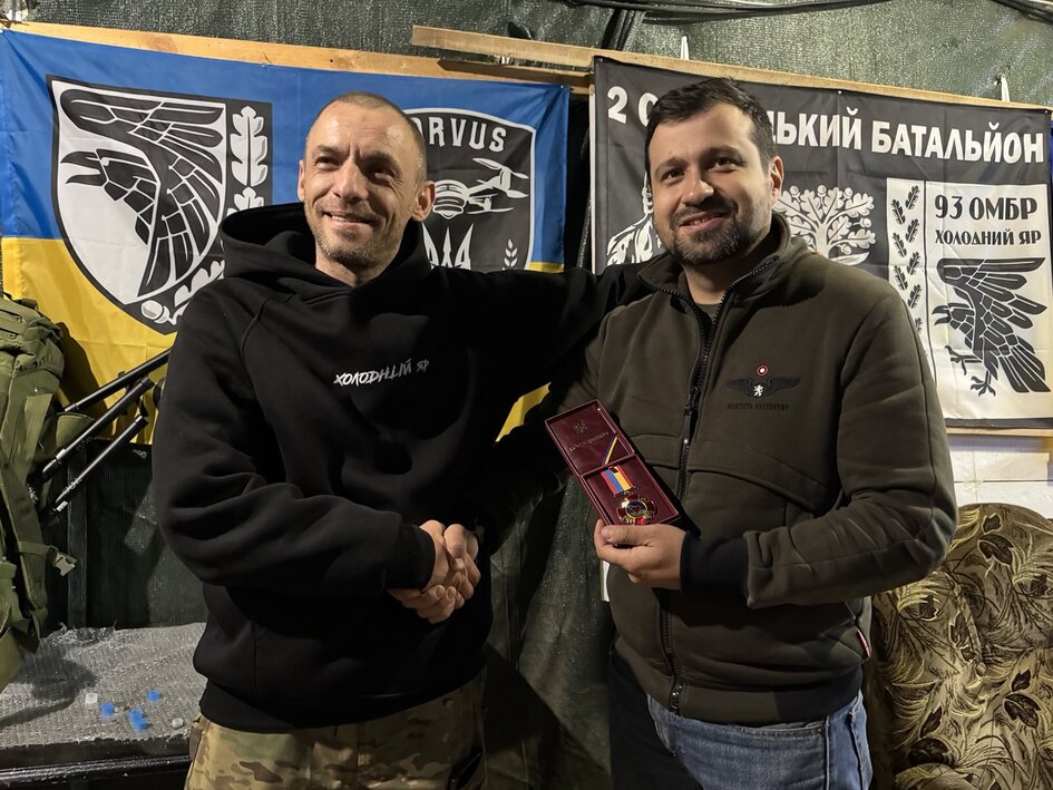 Sergej Sumelnny getting a medal from Ukraine's 93rd Brigade