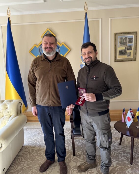 Sergej Sumelnny getting a medal from Ukraine's Security and Defense Council